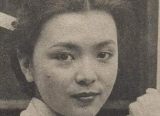 1935年，一妓女恳求37岁张伯驹：“带我走吧！我还是清白之身！”张伯驹递给老鸨