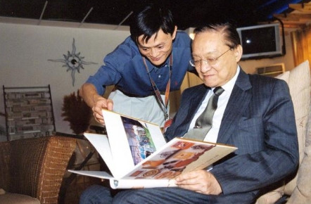 2000年，马云第1次见金庸，十分兴奋，提前1天买了金庸全集，捧着请金庸签名。没