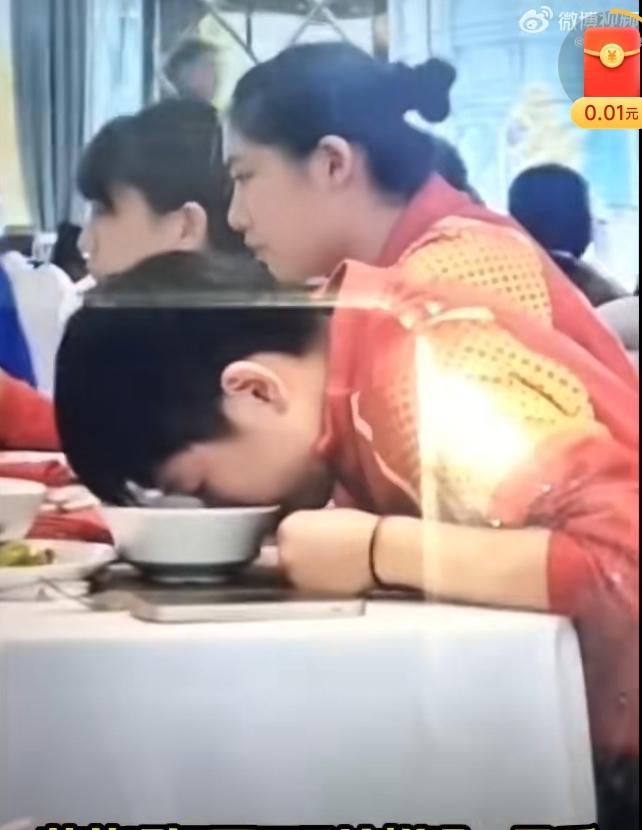 这莎莎是在喝汤啊[捂脸哭]。莎莎喝汤的姿势太可爱了，这额头的头发和脸蛋不都一起喝