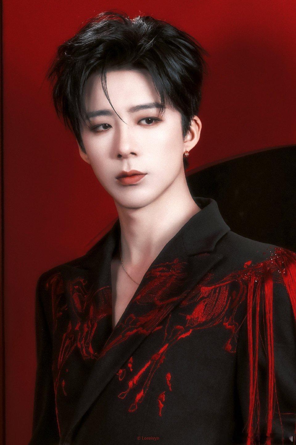 他的嗓音，仿佛有着魔力，能够轻易地穿透喧嚣，抓住每一个听众的耳朵，让人不由自主地