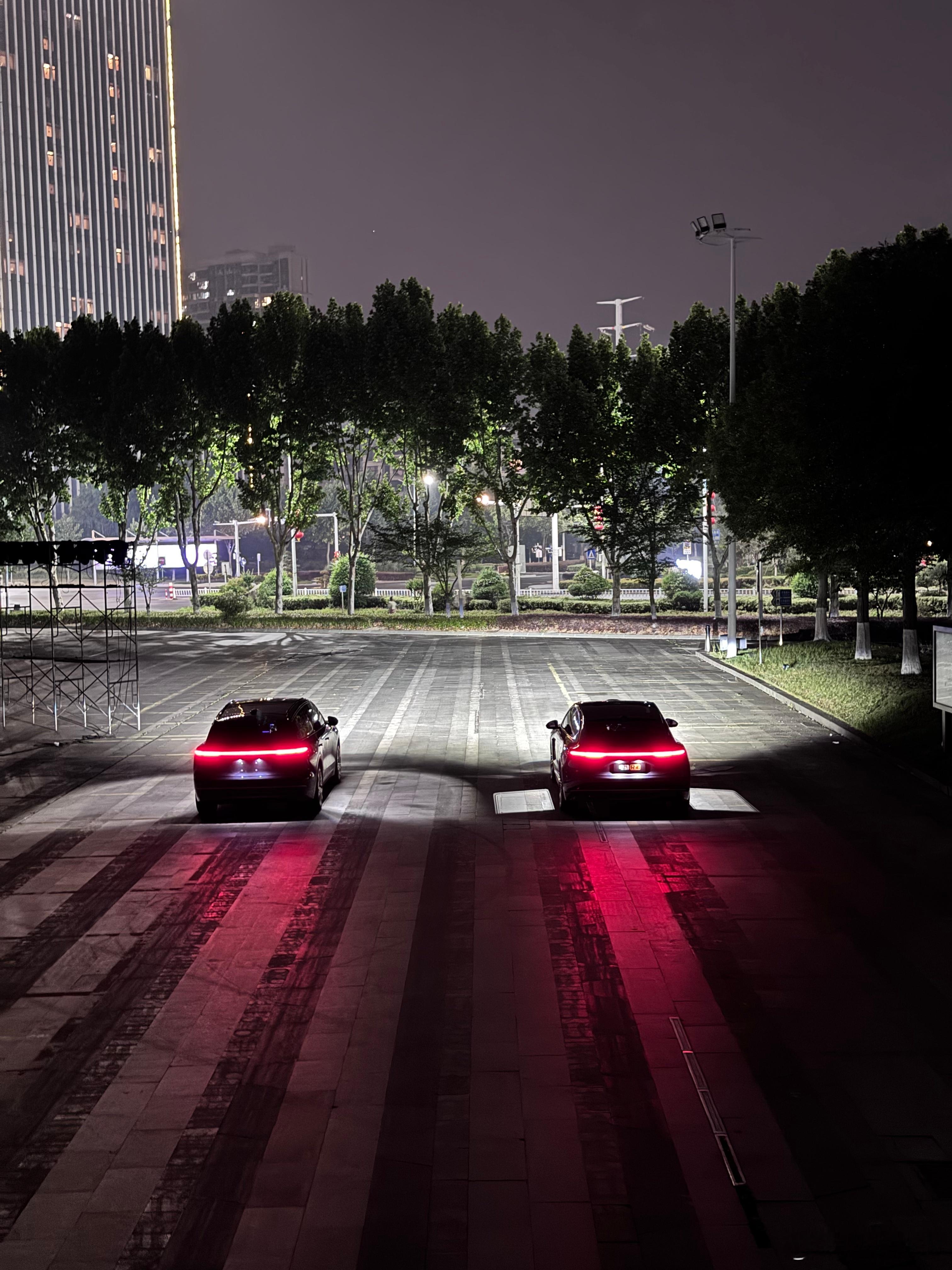 夜深了，拍拍我的夜9和夜8，心里挺感慨的。ES8曾经是蔚来的旗舰，现在ET9的立
