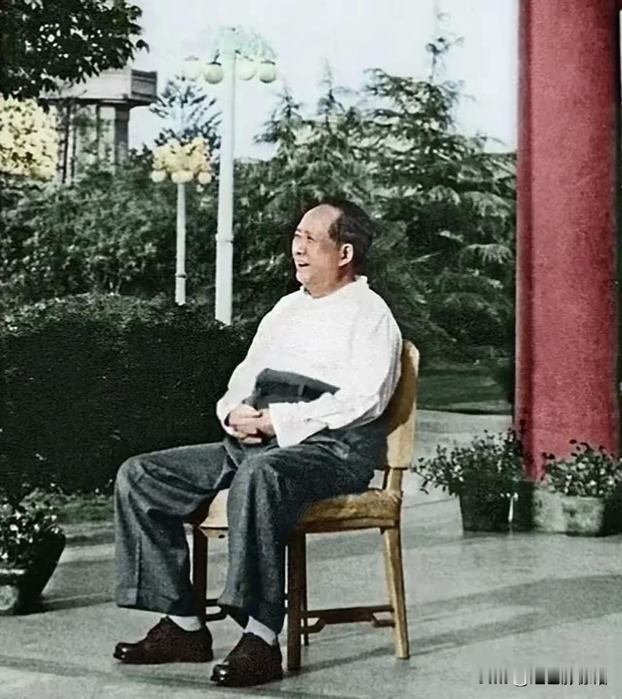 地点：北京中南海颐年堂庭院廊下时间：20世纪60年代中期事件：外事会见间隙，