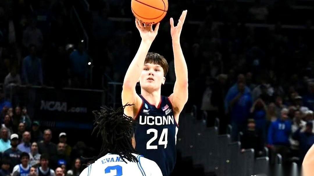 那个一球绝杀杜克大学的穆林斯，本该立刻收拾行李去NBA，可他的大学教练却把一份5