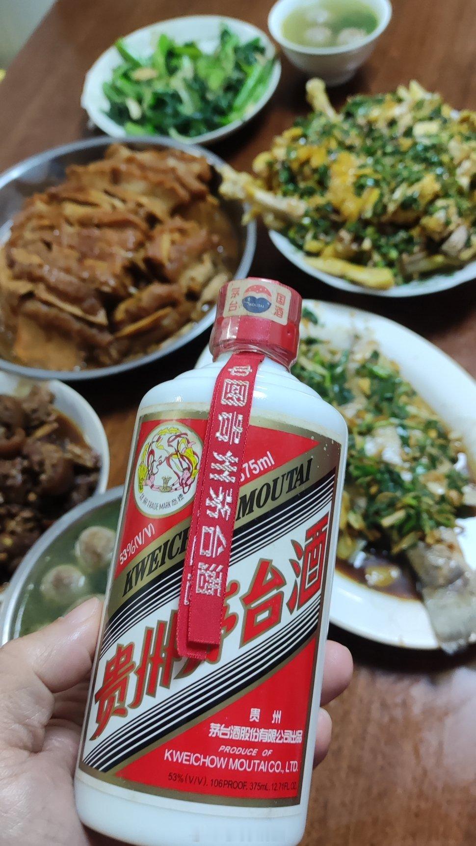 今年除夕陪老丈人喝瓶小的，依旧是2006年的年夜饭除夕茅台南宁