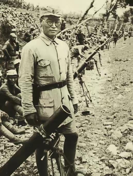 1939年，抗日战场激战正酣，八路军一分区突围时，副司令高鹏突想起饺子没拿，执意