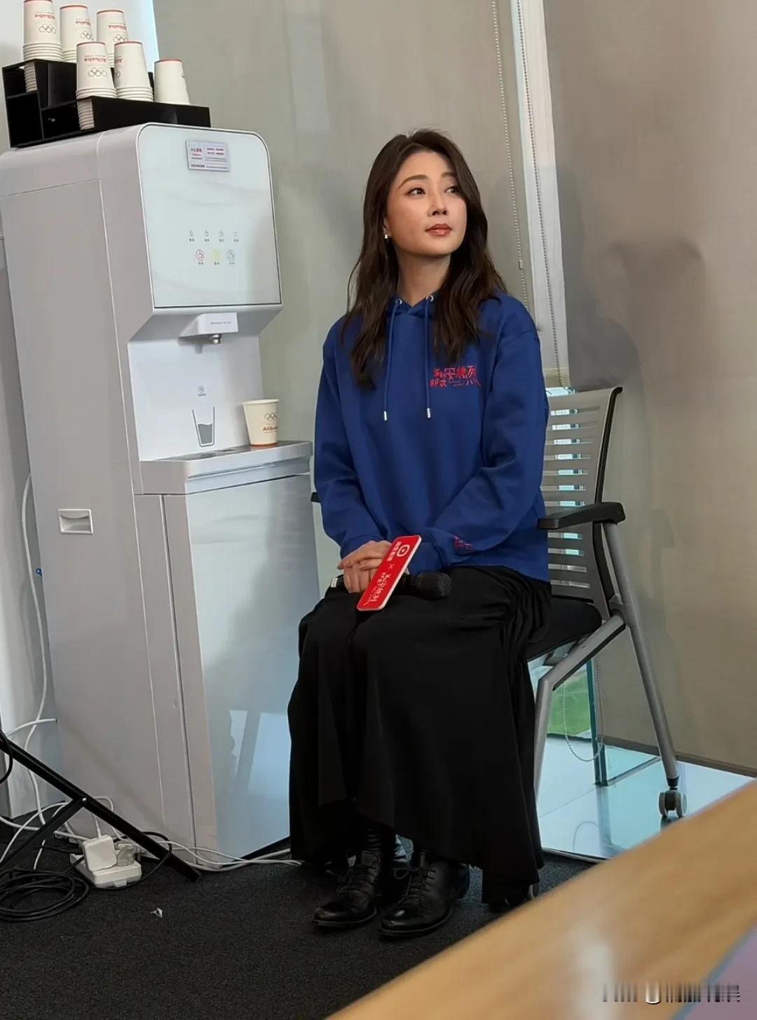 殷桃，确实称得上是“天生丽质”！46岁的她现身杭州参加电影宣传，一头波浪卷搭配