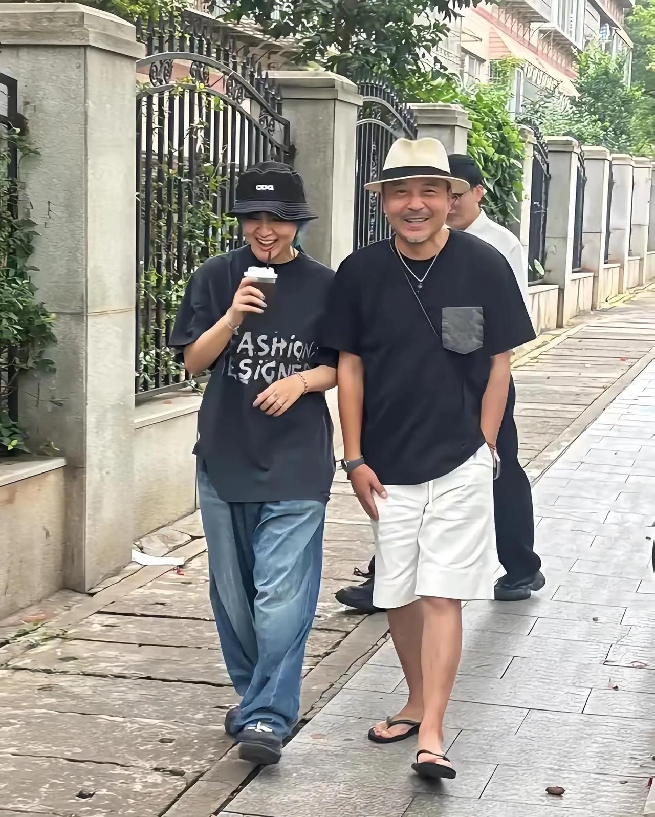 周笔畅与王涵二人相约咖啡店！王涵的大裤衩显得很大爷范！我就猜到笔笔在长沙