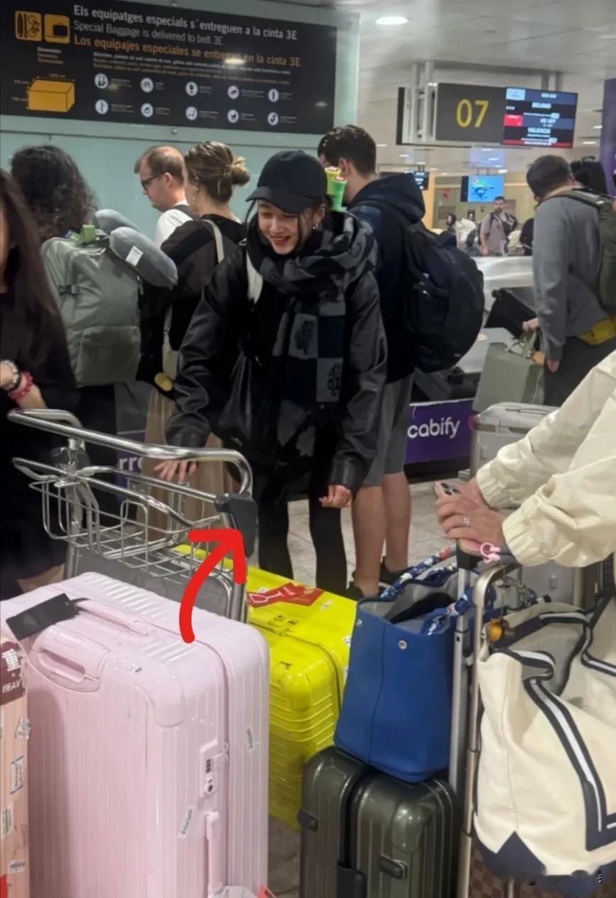 关晓彤现身西班牙旅游，生图的她好瘦啊，腿都细成麻杆了。拍完戏后，选择了旅游来来