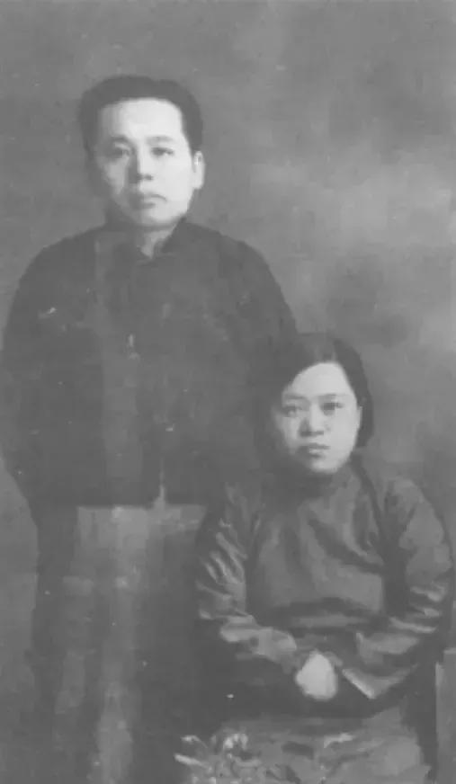 1913年，18岁张恨水对相亲对象一见钟情，恨不得立马把她娶回家。红烛摇曳的