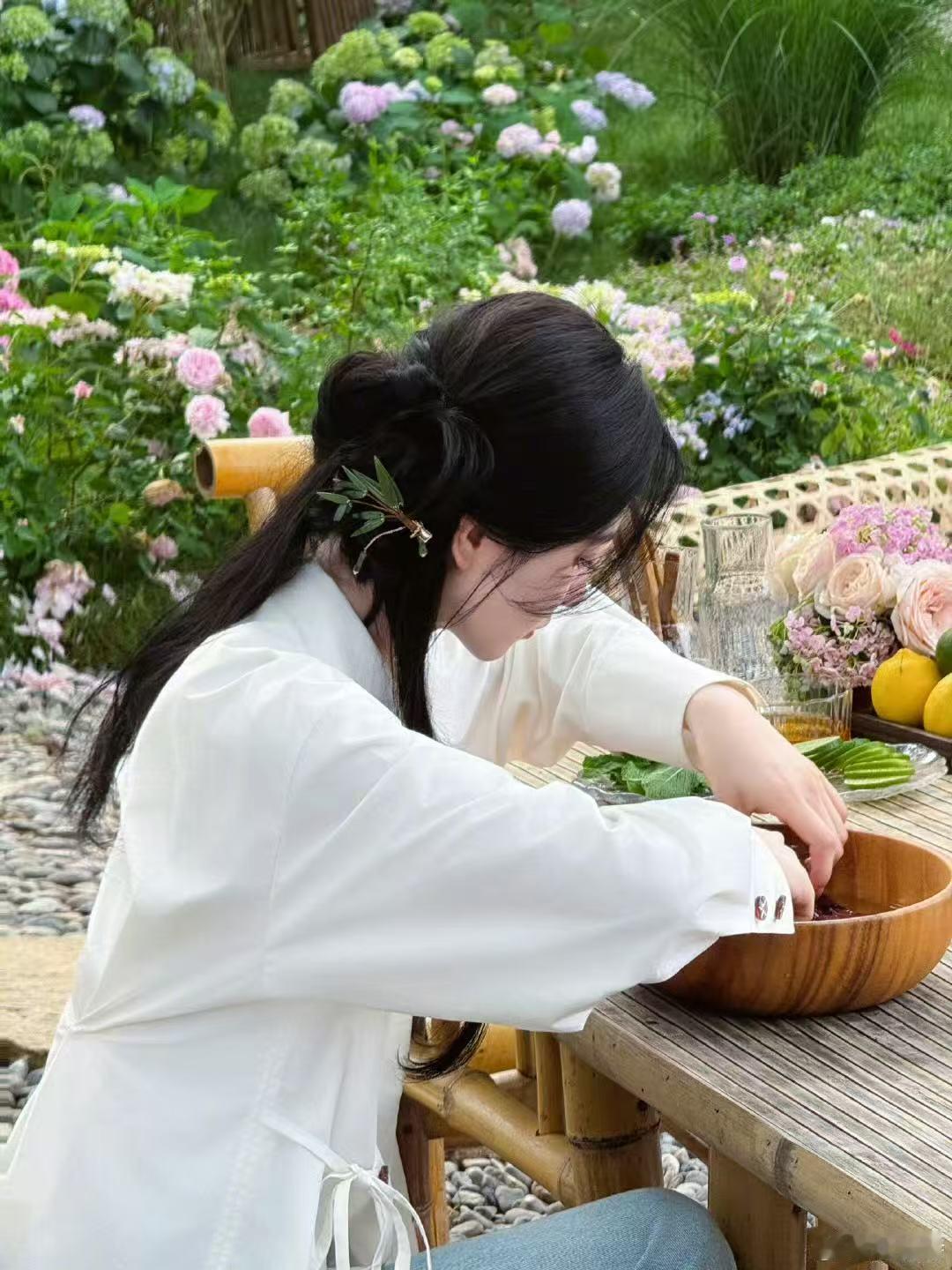 刘诗诗送我花刘诗诗递花时的笑容太治愈了，仿佛能透过屏幕闻到花香，这温柔劲儿让我