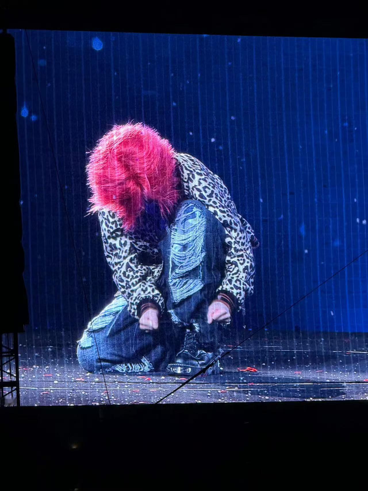 华晨宇鞋带开了皮带松了耳返包掉了华晨宇鞋带开了、皮带松了、耳返包掉了……自己都说