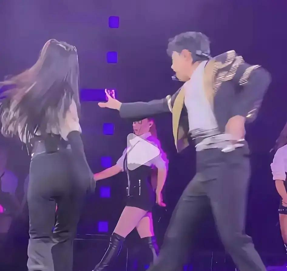 谢娜冲上台那一下，收视飙到5.3亿！跨年晚会最怕冷场，她直接把张杰的《逆战