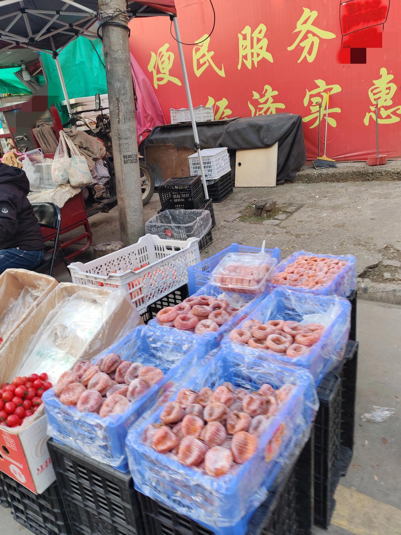 分享一下柿饼行情12月16日，陕西西安。今天早上我路过市场，留意到了大量的柿饼