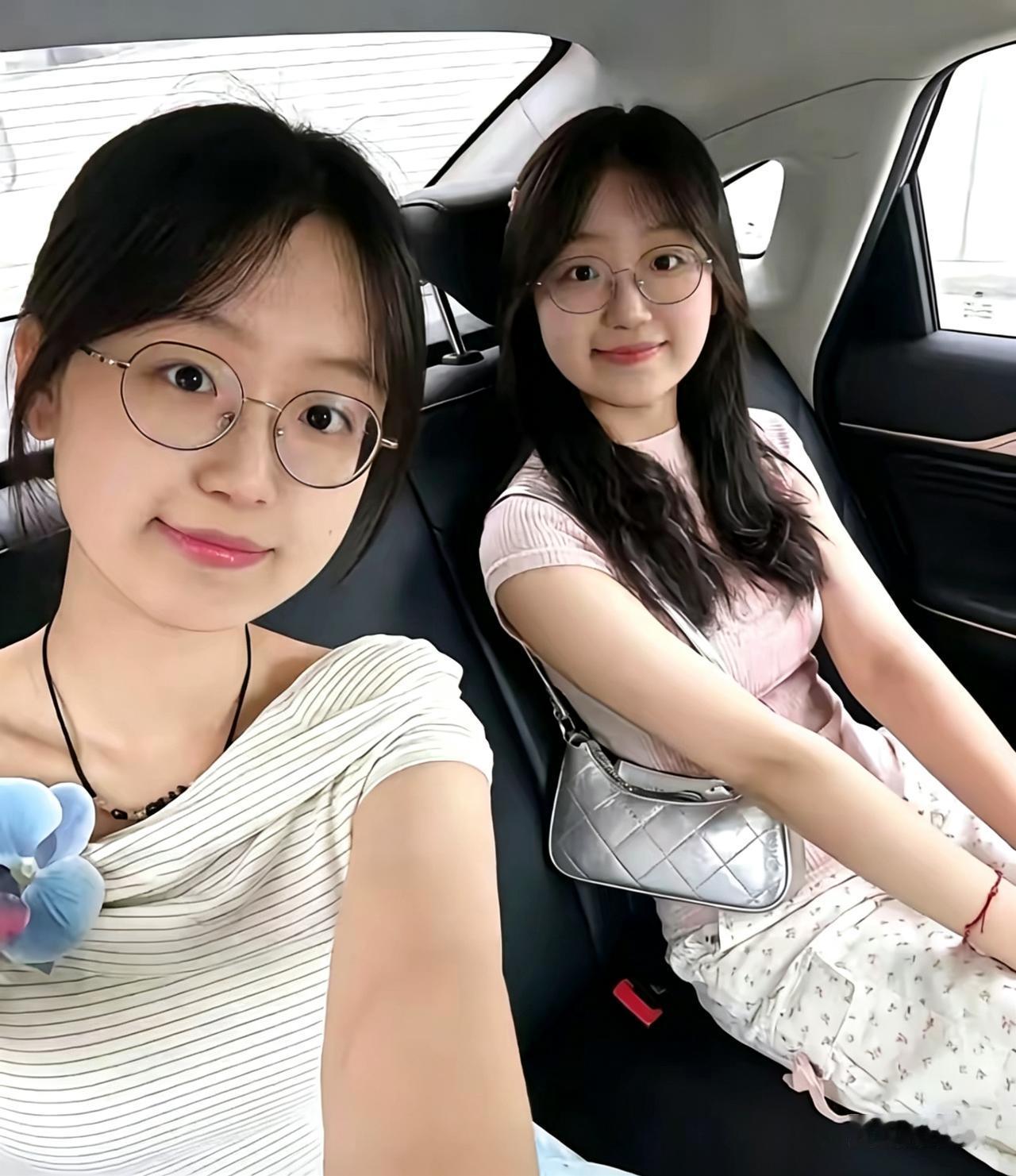 这对双胞胎姐妹不仅长得十分相像，还都特别漂亮，你能猜出谁是姐姐吗？答案留在评论区