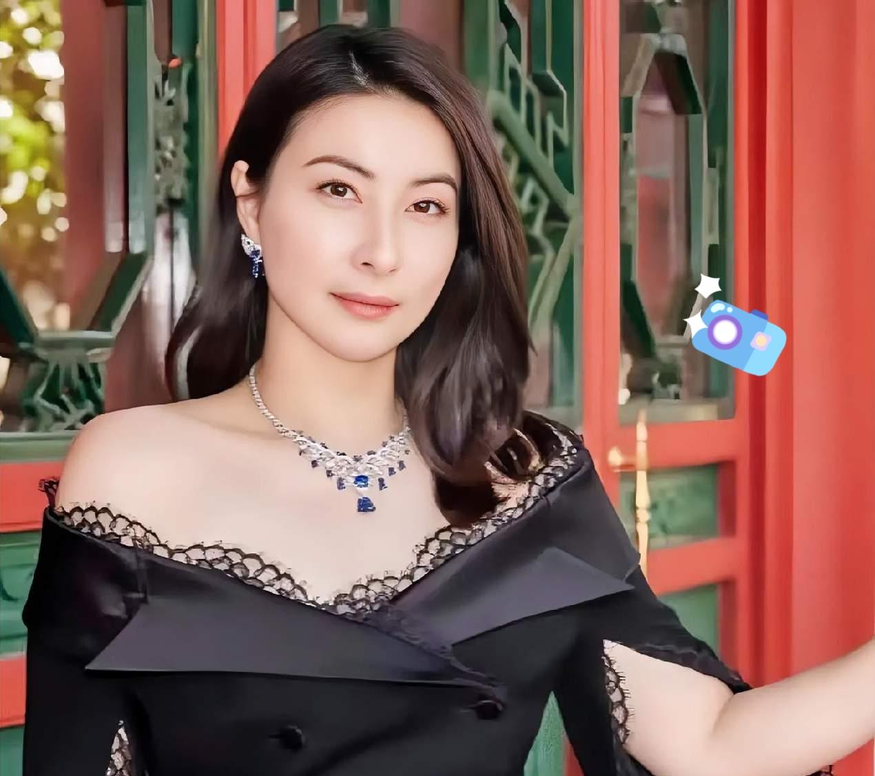 别在等霍启山和娜然的三亚婚礼了。6月22日，郭晶晶一句话给出了答案，她正面回