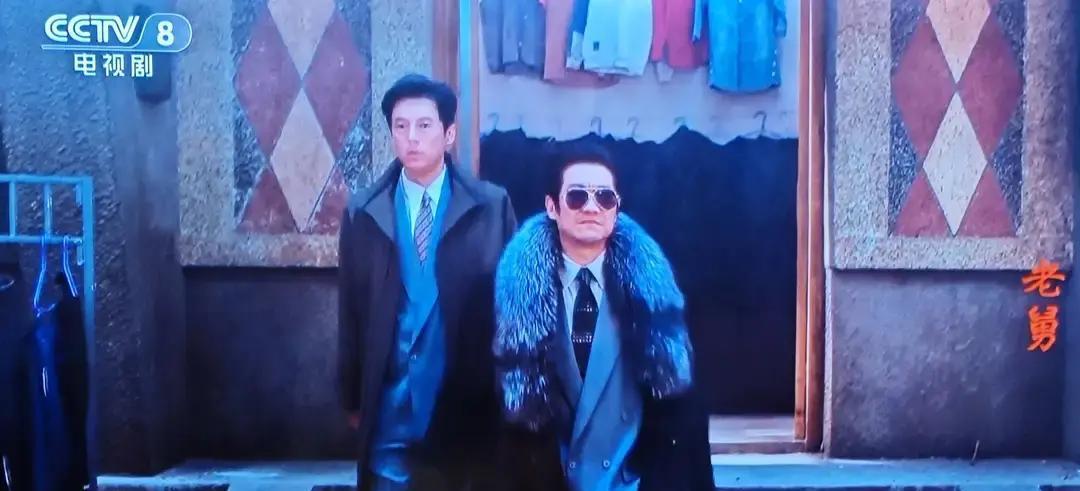 别盯着主角了。真正抢戏的，是那个44岁、穿皮风衣站在边上的男人。宋宁峰重新定