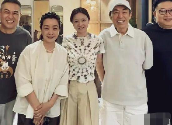 张艺谋导演与妻子陈婷出席活动，张艺谋导演最开心笑得合不拢嘴，妻子陈婷身材高挑，也