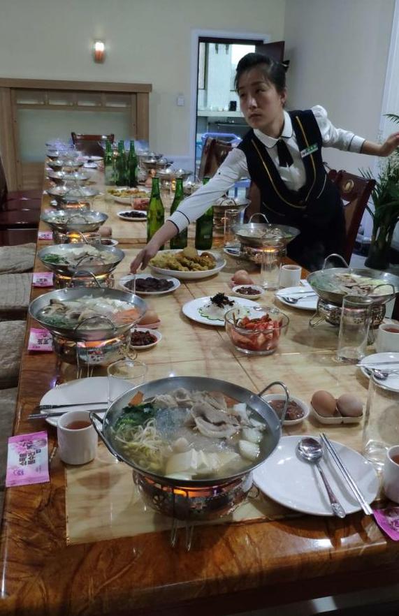 为什么朝鲜人很少吃猪肉？因为猪肉在朝鲜非常稀缺，在朝鲜能吃上猪肉的人，非富即贵！