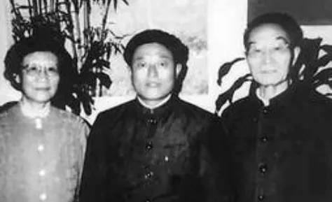 1987年，退伍老兵赵保群正在家午休，政府人员却找上门，对他说：“别睡了，国防部