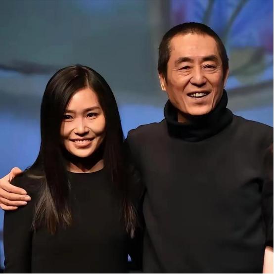 张艺谋最快的一次飞行，是2008年得知女儿在美国被家暴，他扔下所有工作，36小时