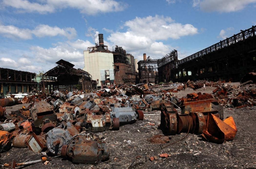 /为啥一旦去工业化，就再也回不去了？其实去工业化就像推倒多米诺骨牌，第一块倒