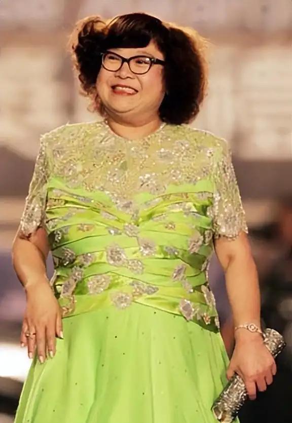 1985年，40岁的沈殿霞终于嫁给了同居11年的盗帅郑少秋，婚后一年还没有怀孕，