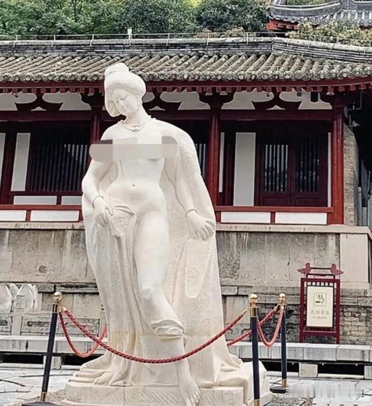 人果然不能吃太饱！陕西西安，游客去华清池玩，看到杨贵妃雕像没穿衣服，直接反手给景
