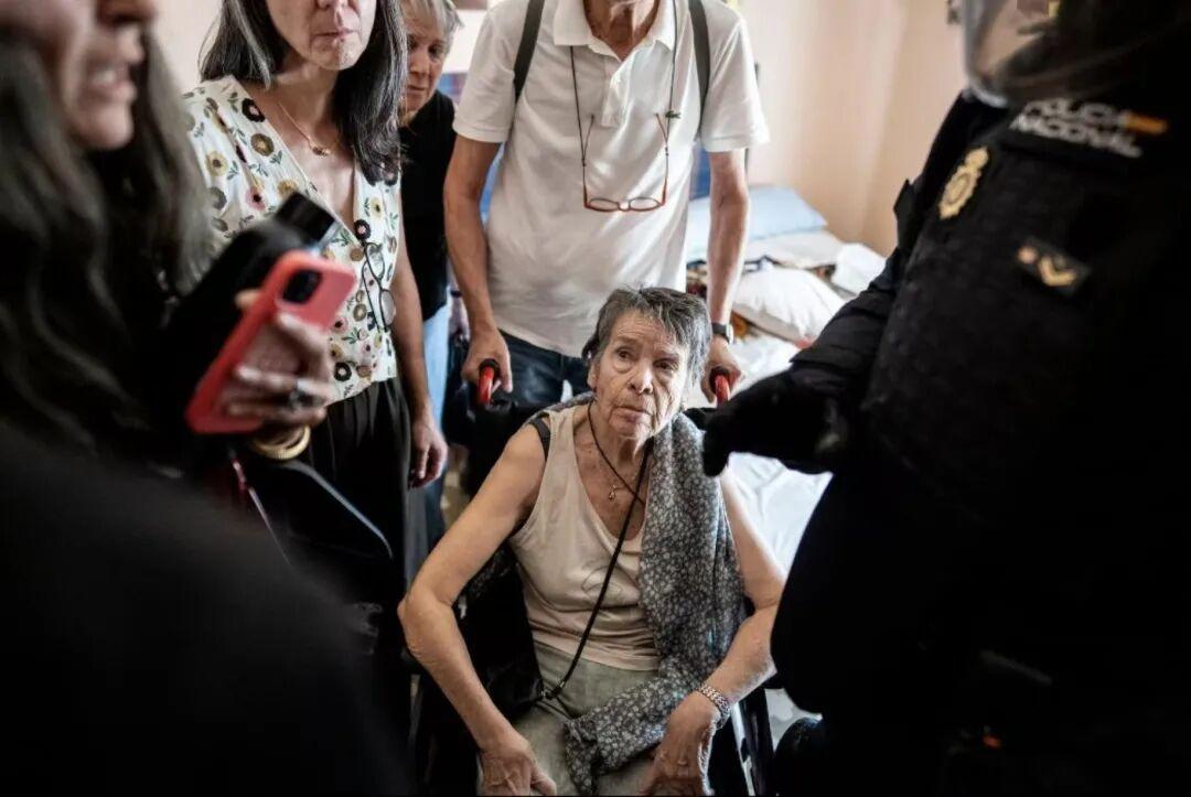 西班牙马德里一位87岁的老太太，在自己住了几十年的屋里被警察强行驱逐赶出家门，两