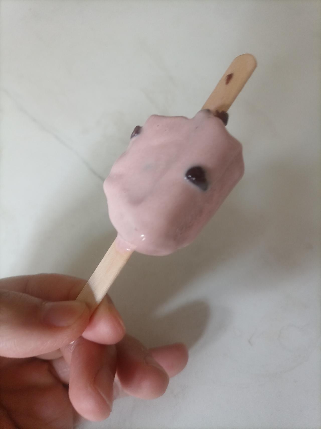 有些年头没吃过冰棍、雪糕了，今天同事给带了一根红豆的雪糕。打开的时候，雪糕上