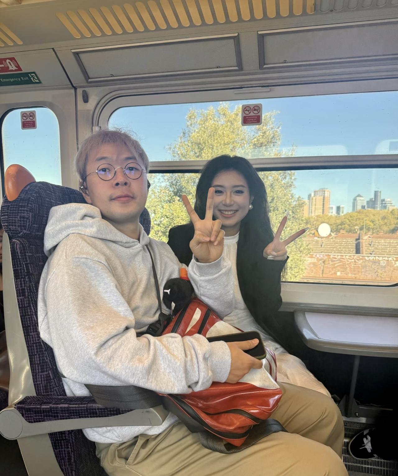 近日，有位网友在伦敦坐火车时偶遇杜海涛，两人比剪刀手合影，真的好nice啊。杜