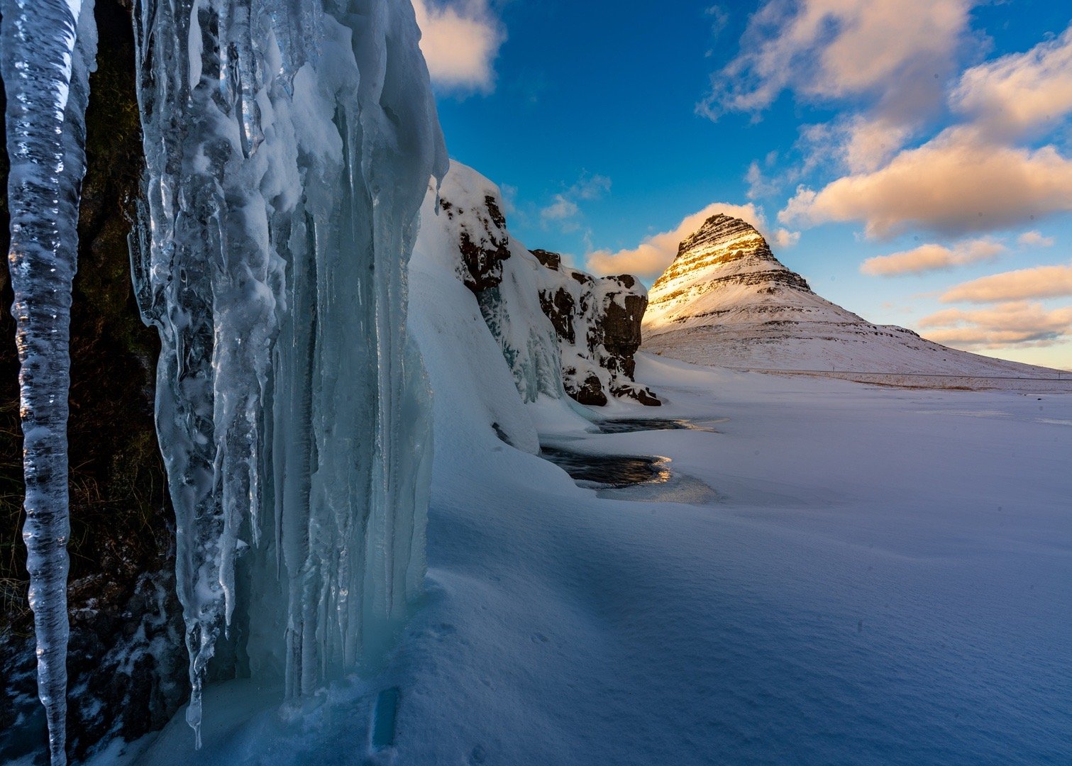 从傍晚到午夜。站在冰瀑边，积雪齐膝，看冰岛草帽山沉默。天空亮起绿色丝带，那是北境