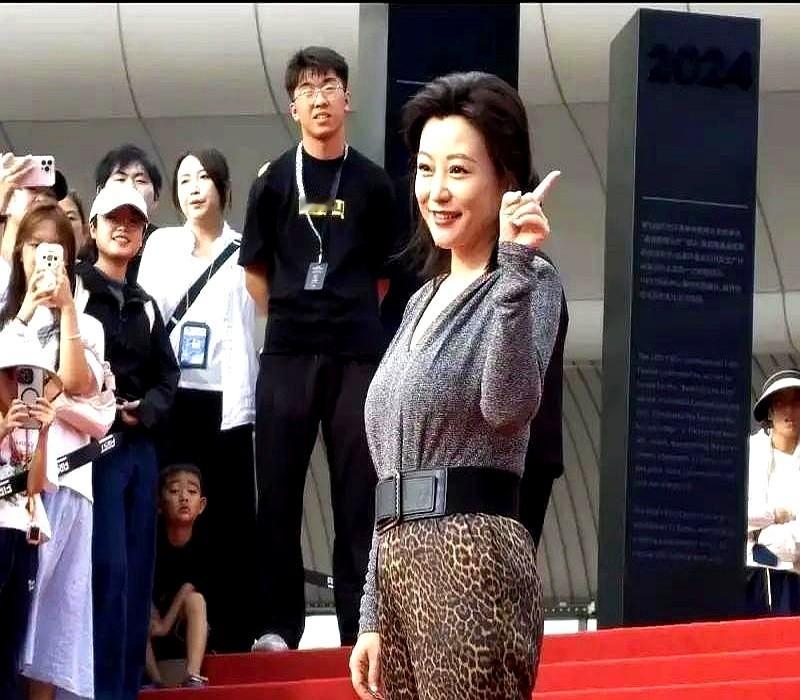 看郝蕾演寡妇，第一眼觉得体态丰腴，第二眼后脊背直冒冷汗。她根本没哭天抢地卖惨。身子往四合院里一站，眼