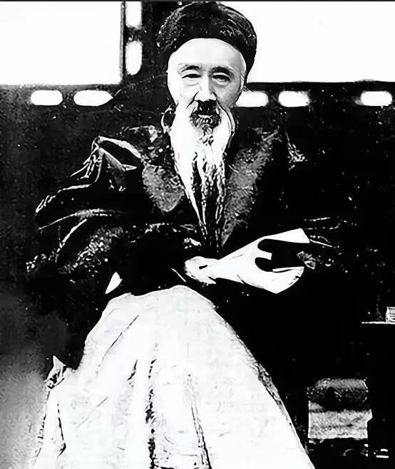 一个美国女人故意用英语和辜鸿铭交谈，辜鸿铭没理睬，美国女人冷笑起来：“他连英语都