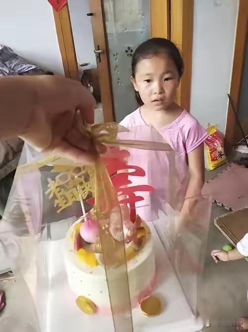 10岁的小女孩父母双亡，是八十多岁的奶奶把她带大。小女孩以前和奶奶聊天的时候知道