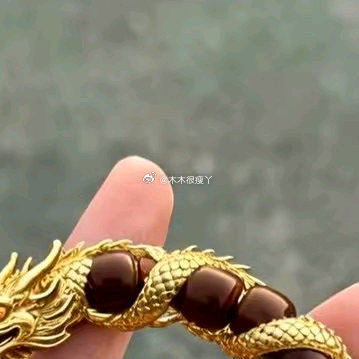 这条双龙盘绕的手串，是我盘玩半年的心得：选料要润，盘玩要轻，避开汗水与化学品，定