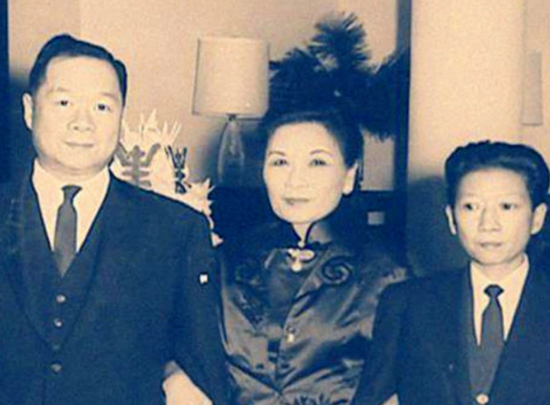 1941年，陈济棠夫妇正在飞机上闭目养神，突然走来一个小个子，对二人呵斥道：“起