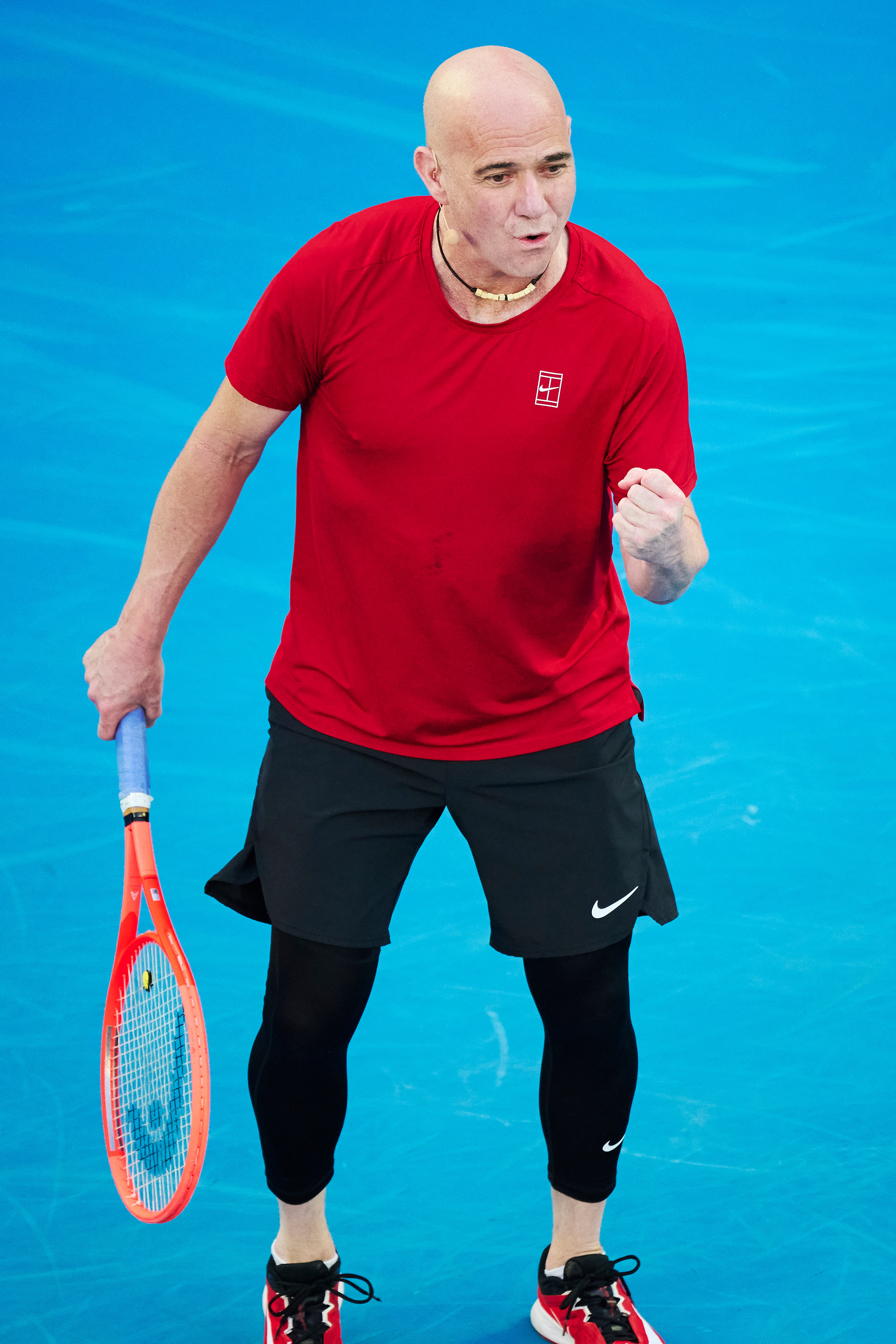 梦回青春，红衣的阿加西握拳呐喊恍如当年那般年轻！摄影：记者李建艺澳网2026网