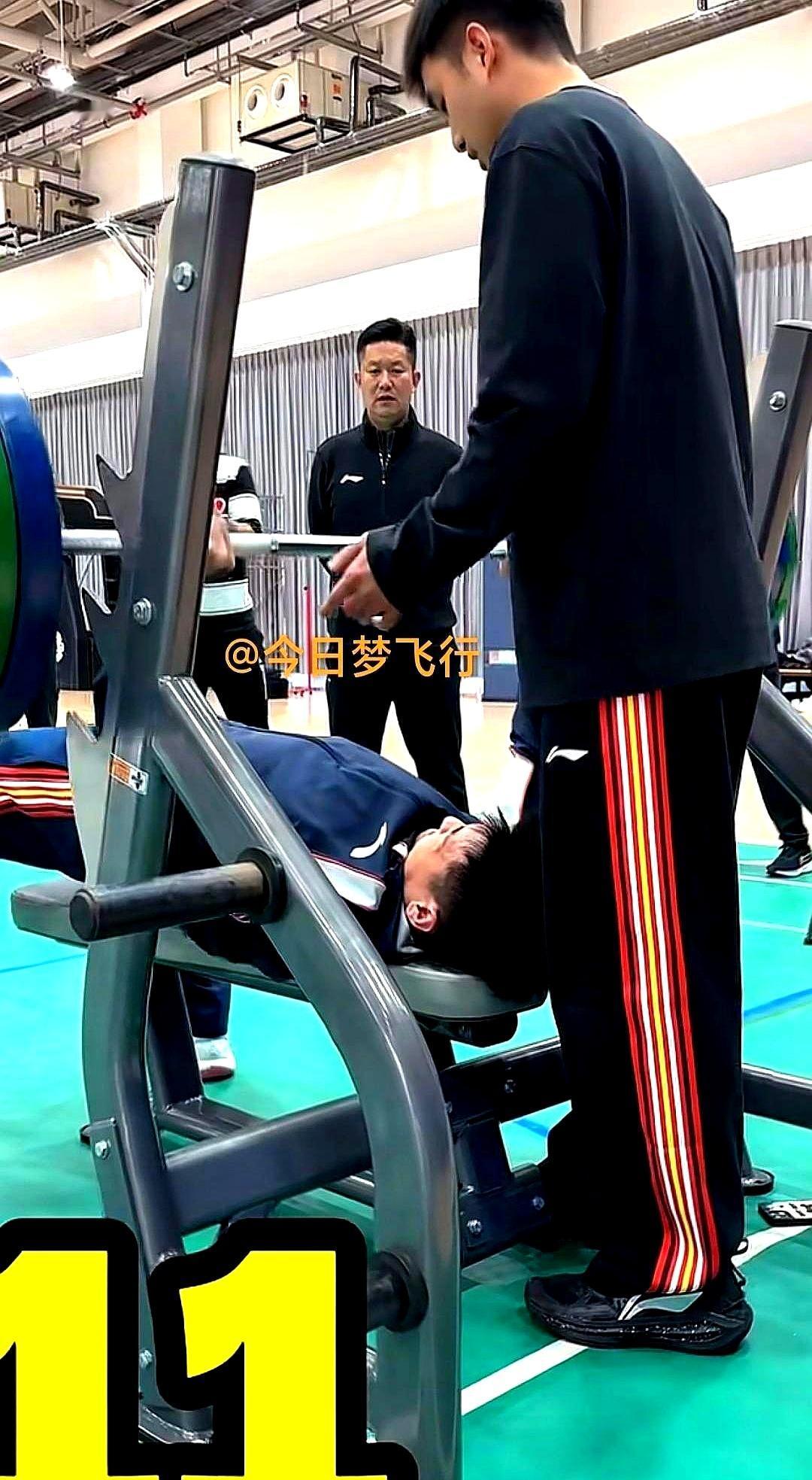 100公斤的杠铃，深蹲30次。刚从大伤里爬出来的崔永熙，在体测中扛起10