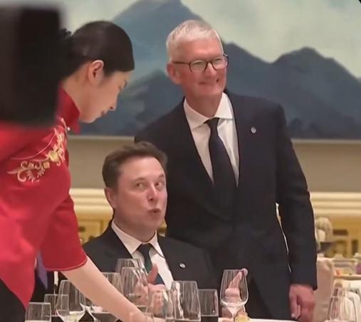 马斯克这是什么表情啊？国宴的时候，旁边的服务员上了一份冷菜吧，马斯克露出了一个