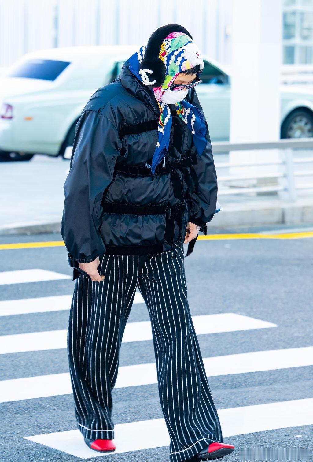 权志龙今天机场造型✈️这是爱上了包头巾