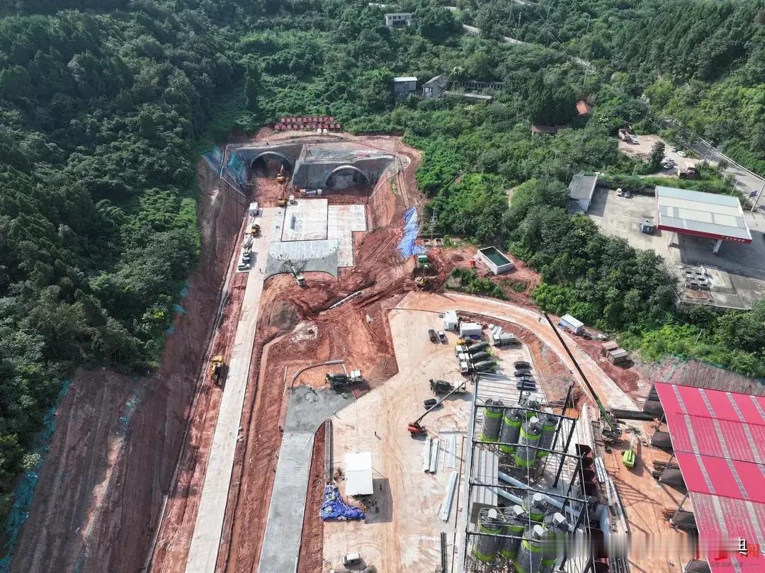 成渝高速公路改扩建项目唯一的隧道工程，龙泉山隧道成功进洞，为项目顺利推进改扩建项