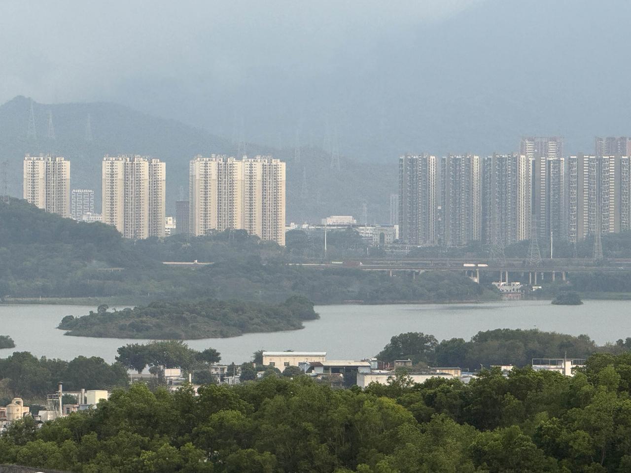 在深圳，难得能看到这样的风景，高楼大厦在深圳不稀奇，但开窗见山水并不多见！深圳很