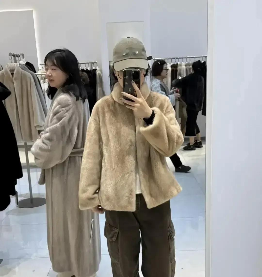 成都小杨单枪匹马杀到海宁皮革城想买件貂，结果第一家店开口九千八，还爱搭不理。她