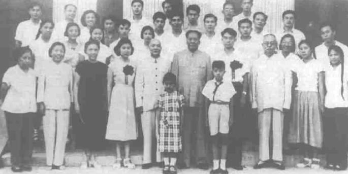 1960年，孔令华兴冲冲带女友回家，孔从洲瞧了一眼，手里的茶杯差点摔碎，这位见惯
