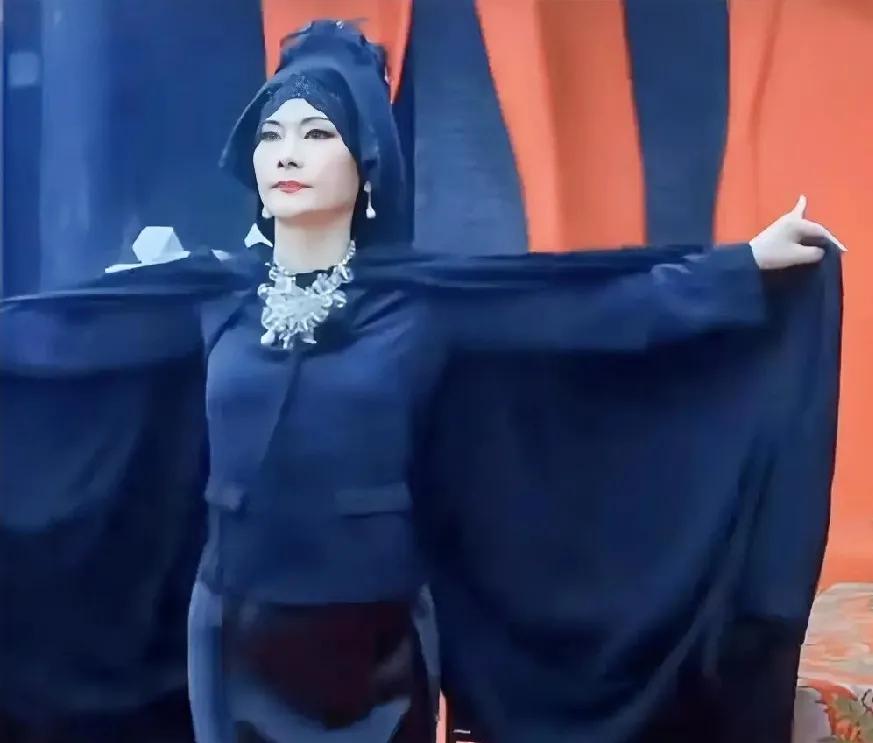 原来，何赛飞是公认的一级演员。难怪她随意扮演起灭绝师太，只要稍微一出手就轻松拿