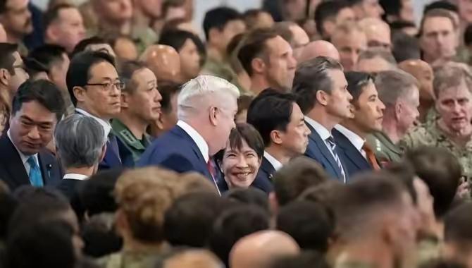 看到没，一位日本男士正在鄙夷的看着一脸谄媚的早苗！