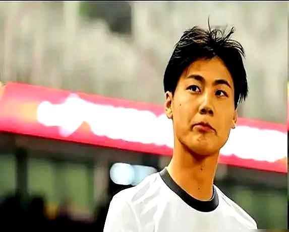 第85分钟，毛伟杰被贾顺浩一把摁下，直接炸毛，球衣甩地上就想冲回去干架。助理教练