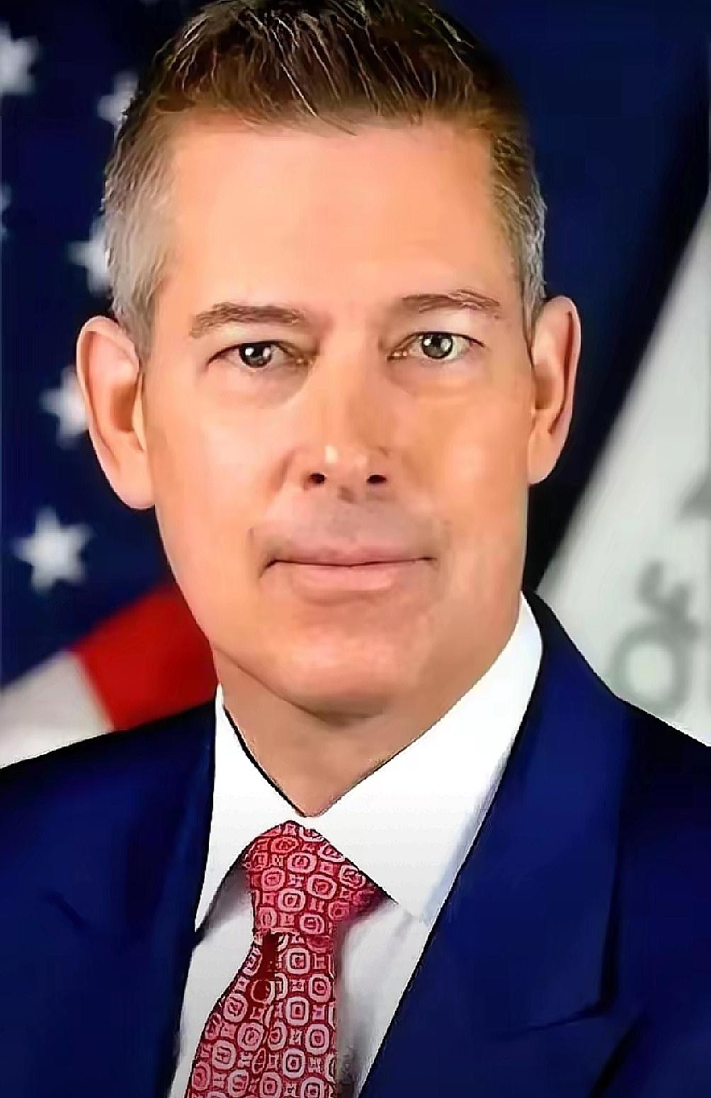 我今天看到一条新闻，后背直发凉。美国交通部长说，要是再这么搞下去，他们可能要关