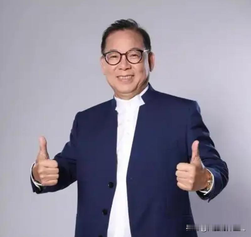 1982年，张明敏唱完《我的中国心》后，被香港乐坛除名，正当他心灰意冷准备回电子