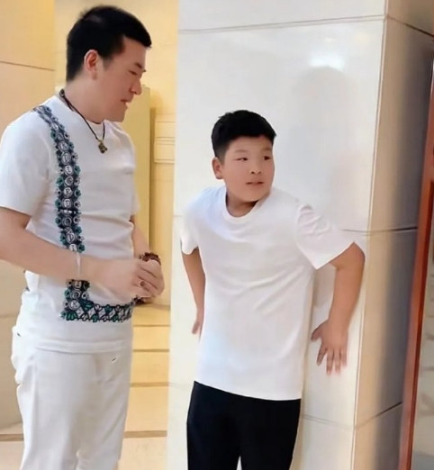 杨子独自带俩娃度假，画风反差也太好嗑了！9岁安麟妥妥黄圣依复刻版，小V脸双眼皮